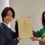 学生ボランティアさんへのピース食堂ボランティア参加証明書授与